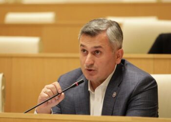 “ზვიად გამსახურდიას არასდროს შეშინებია ამ დარბაზიდან გასვლა და პარლამენტის წინ შეკრებილი ხალხისთვის მიმართვა, რომელთაც 40 დღეა ემალებით”- კირკიტაძე პაპუაშვილს