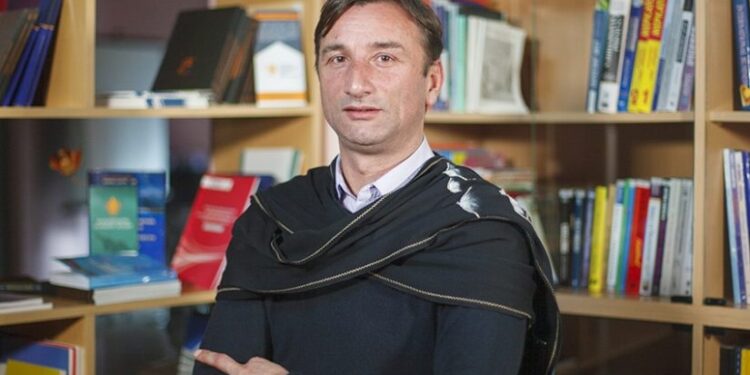 ლადო აფხაზავას საკუთარ სახლთან თავს დაესხნენ და ფიზიკურად გაუსწორდნენ