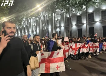 „რუსული კანონის” წინააღმდეგ მიმდინარე აქციის მონაწილეებმა „ქართული ოცნების” ოფისის მიმართულებით მსვლელობა დაიწყეს