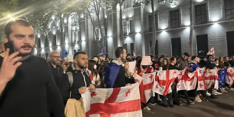 „რუსული კანონის” წინააღმდეგ მიმდინარე აქციის მონაწილეებმა „ქართული ოცნების” ოფისის მიმართულებით მსვლელობა დაიწყეს