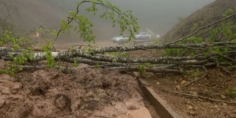 საჩხერე-ონის დამაკავშირებელ გზაზე მეწყერი ჩამოწვა