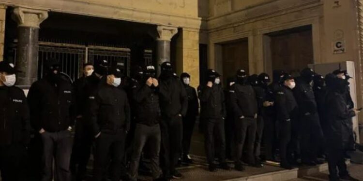 პარლამენტთან პოლიციის განსაკუთრებული მობილიზებაა