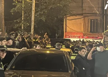 აქციის მონაწილეებმა ბლოგერ უჩა აბაშიძის სახლთან გადაინაცვლეს, სადაც პოლიცია საგამოძიებო მოქმედებებს ატარებს