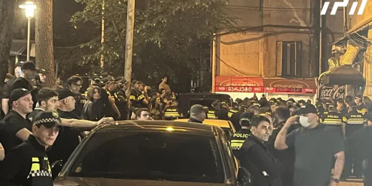 აქციის მონაწილეებმა ბლოგერ უჩა აბაშიძის სახლთან გადაინაცვლეს, სადაც პოლიცია საგამოძიებო მოქმედებებს ატარებს