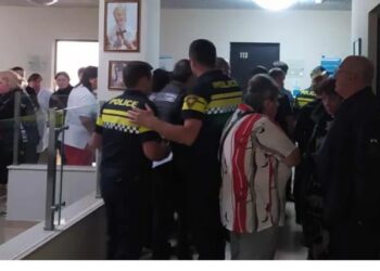 ქუთაისში, საკეისრო კვეთის შემდეგ, უგონო მდგომარეობაში მყოფი ქალის ოჯახის წევრები,ექიმების დასჯას და კლინიკის დახურვას მოითხოვენ