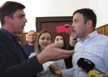 ჩხუბი და დაპირისპირება ოზურგეთის საკრებულოს სხდომაზე