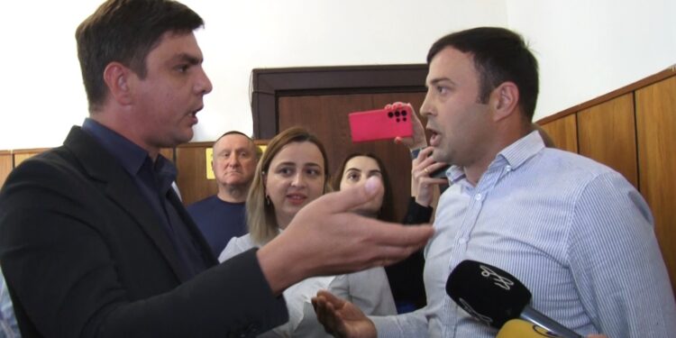 ჩხუბი და დაპირისპირება ოზურგეთის საკრებულოს სხდომაზე