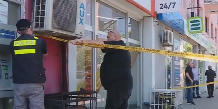 ქუთაისში „საქართველოს ბანკის“ ერთ-ერთ ფილიალში ყაჩაღობის მცდელობა იყო – ნიღბიანი მამაკაცი თანხას ითხოვდა