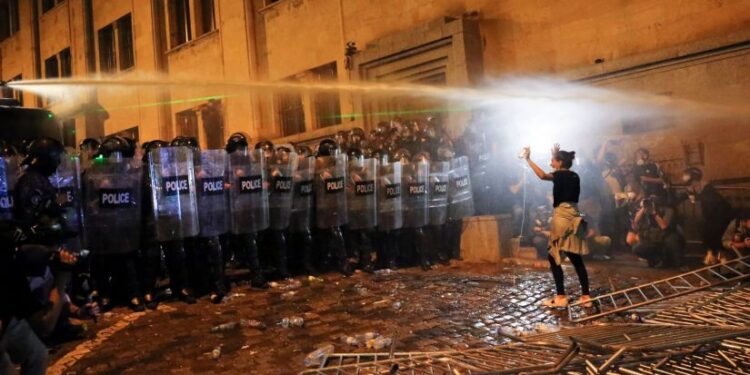 ვგმობთ დემონსტრანტების მიმართ ძალადობას – საფრანგეთის საგარეო თბილისში გამართულ აქციებზე