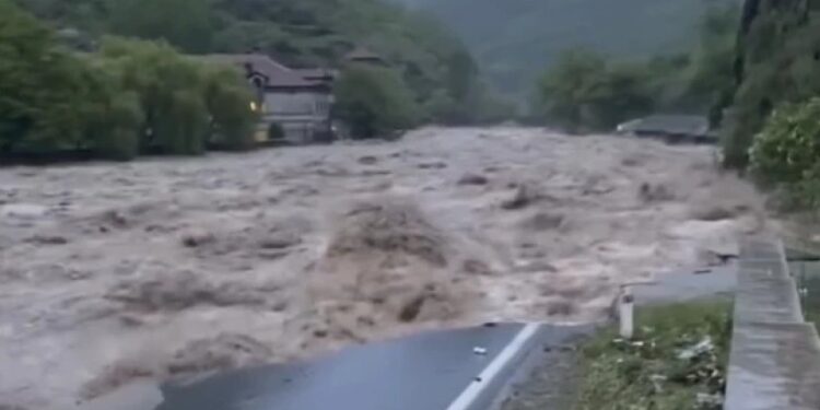 სომხეთში წყალდიდობის შედეგად, საქართველოსკენ მიმავალი ძირითადი გზა პარალიზებულია