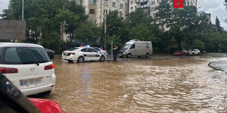 უხვმა ნალექმა ქუთაისში პრობლემები შექმნა