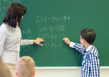 როდიდან მიიღებენ მასწავლებლები გაზრდილ ანაზღაურებას და ვის რამდენი ლარით მოემატება ხელფასი