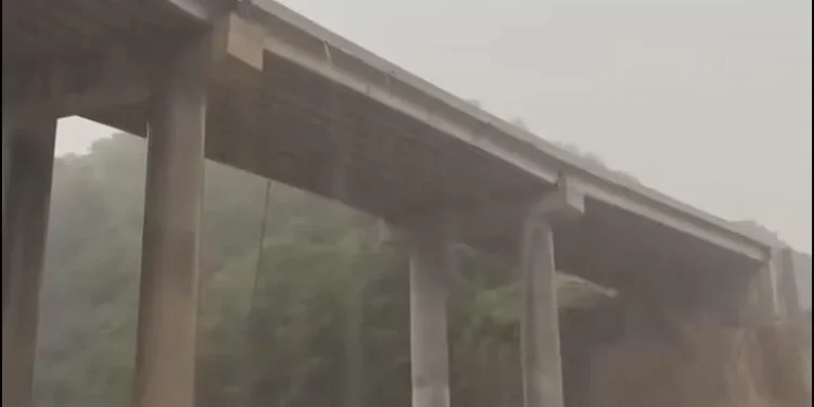 რიკოთზე ძლიერი წვიმის შედეგად ლაფი ჩამოვიდა – ამ დროისთვის, გზა გაწმენდილია და საავტომობილო მოძრაობა აღდგენილი – გზების დეპარტამენტი