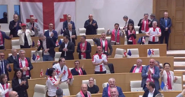 ვიდეო – „ქართული ოცნების“ დეპუტატებმა პარლამენტის სხდომათა დარბაზში სიმღერა „გაიღიმე“ შეასრულეს