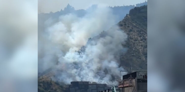 მთაწმინდის ტერიტორიაზე ხანძარია – ჩაქრობის სამუშაოებში ვერტმფრენი ჩაერთო