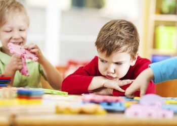 აუტიზმის 4 ნიშანი, რომლებიც წლამდე ასაკშიც შეგიძლიათ, შენიშნოთ