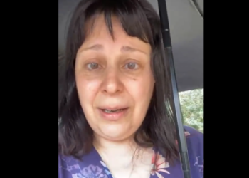 ოზურგეთში სასამართლოს წინ დედამ კარავი გაშალა და მცირეწლოვან შვილთან დაკავშირებით სამართლიანობის აღდგენას ითხოვს