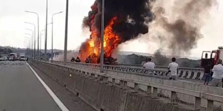 ქუთაისთან სატვირთო მანქანას ცეცხლი გაუჩნდა