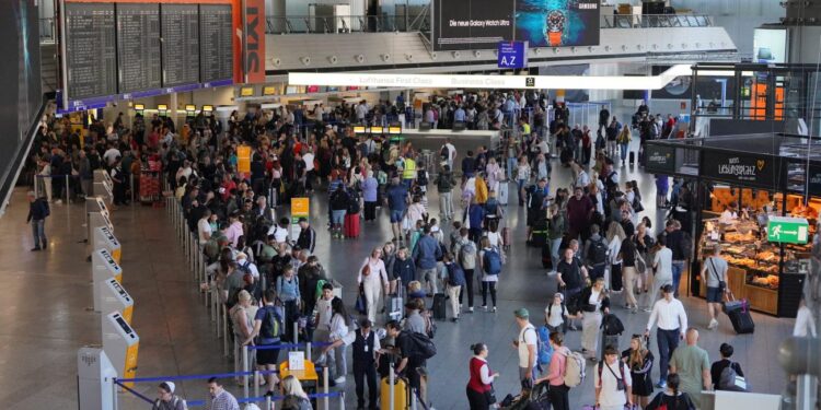 ფრანკფურტის აეროპორტში კლიმატის აქტივისტების აქციის გამო ასზე მეტი ფრენა გაუქმდა