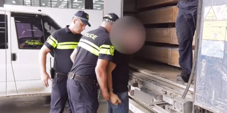 პოლიციამ სახელმწიფო საზღვრის უკანონოდ გადაკვეთის მცდელობისა და საზღვარზე მიგრანტის უკანონოდ გადაყვანის ბრალდებით უცხო ქვეყნის 4 მოქალაქე დააკავა