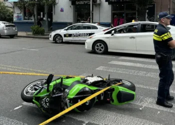 ბათუმში მოტოციკლი ქვეითებს დაეჯახა – დაშავებულია ორი ადამიანი