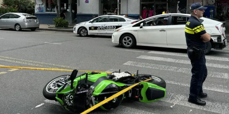 ბათუმში მოტოციკლი ქვეითებს დაეჯახა – დაშავებულია ორი ადამიანი