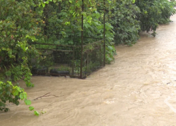 სტიქიის გამო რამდენიმე საათით მოძრაობა შეჩერდა ბათუმი-ქობულეთის გზაზე