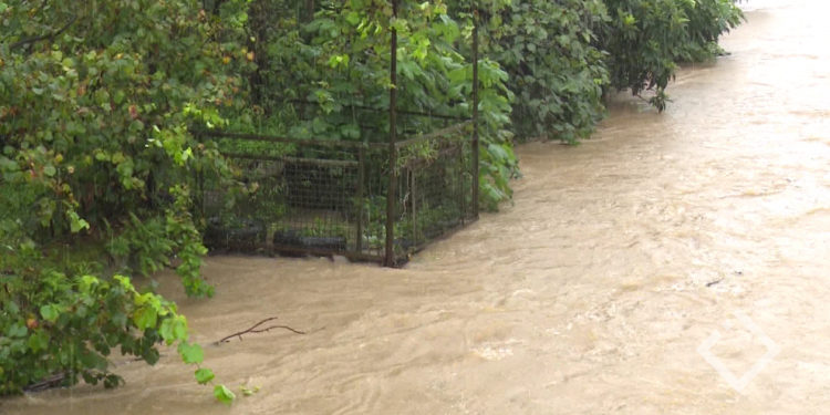 სტიქიის გამო რამდენიმე საათით მოძრაობა შეჩერდა ბათუმი-ქობულეთის გზაზე