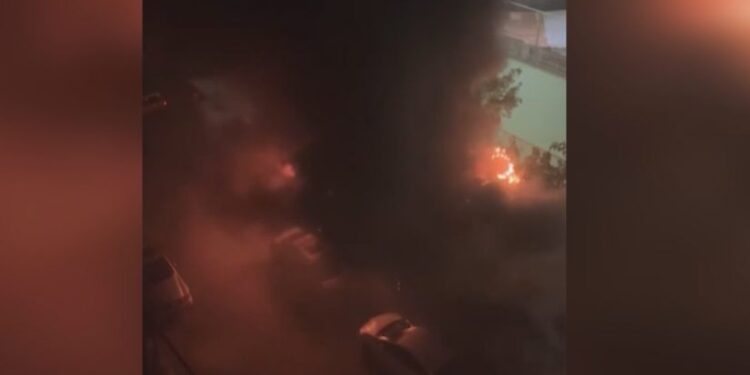 თბილისში ხანძარი იყო – ცეცხლი პიროტექნიკით სავსე ავტოფარეხს გაუჩნდა