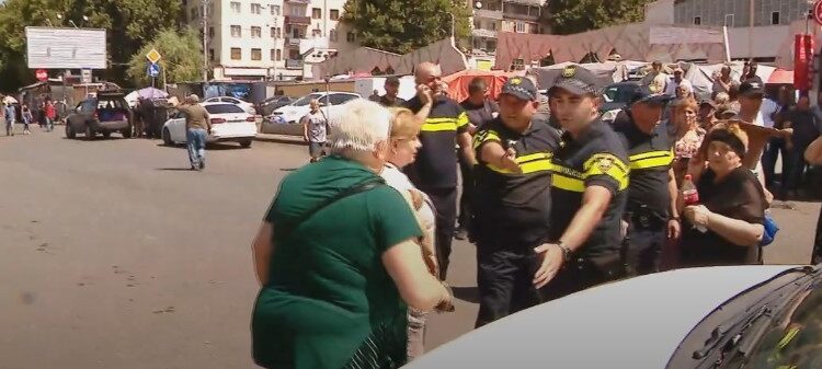 დეზერტირების ბაზართან ამ წუთებში ხმაურია