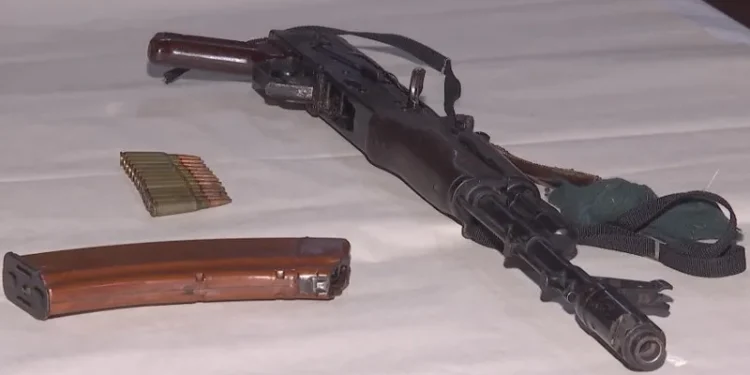 პოლიციამ თბილისსა და რეგიონებში უკანონო ცეცხლსასროლი იარაღი და საბრძოლო მასალა ამოიღო – დაკავებულია 8 პირი