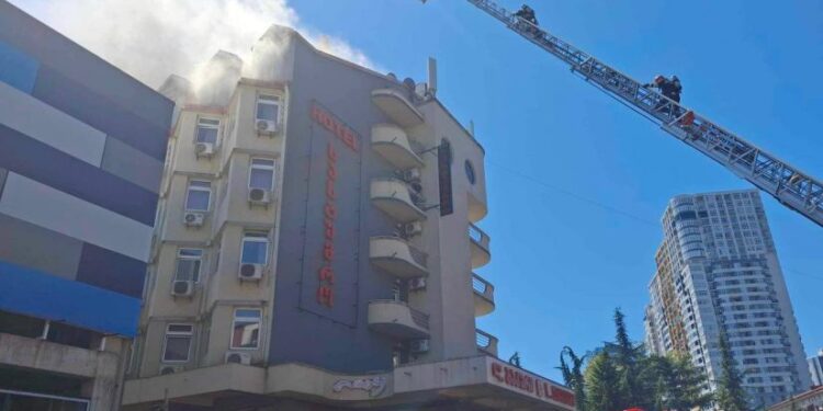 ბათუმში, ერთ-ერთ სასტუმროში ხანძარია