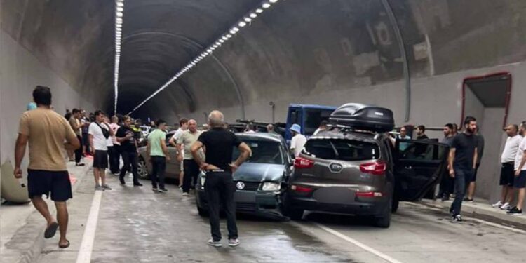 რიკოთის გვირაბში ავტოსაგზაო შემთხვევა მოხდა – ერთმანეთს 6 ავტომობილი შეეჯახა