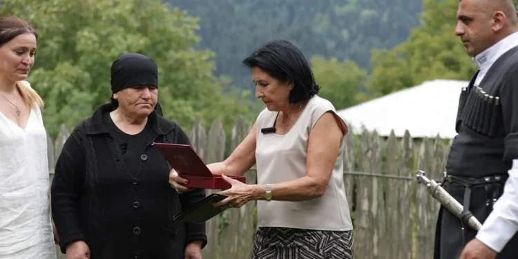 პრეზიდენტმა 2008 წლის შინდისის ბრძოლის მონაწილის, ალექსანდრე ონიანის ოჯახს საქართველოს ეროვნული გმირის ორდენი გადასცა