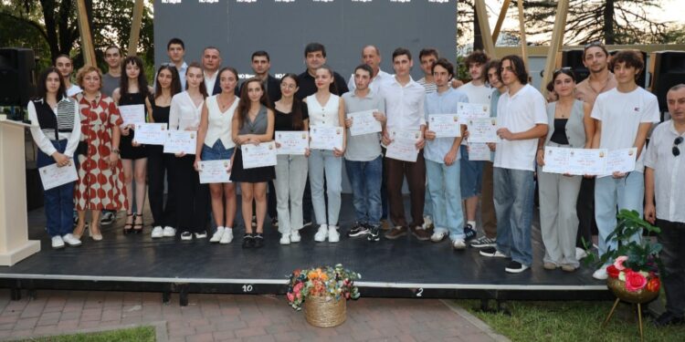 ვიდეო – ლანჩხუთში წარმატებული კურსდამთავრებულების დაჯილდოების ცერემონია გაიმართა