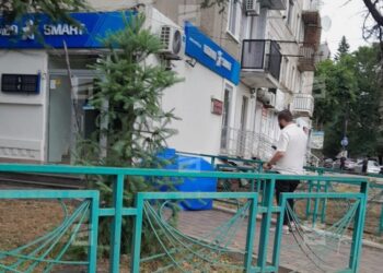 ქუთაისში, საცხოვრებელი კორპუსიდან წყლის ავზი გადმოვარდა – დაშავდა ორი ადამიანი