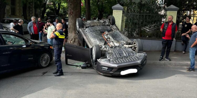 ერთი ადამიანი დაშავდა ავტომობილის ამობრუნების შედეგად თბილისში