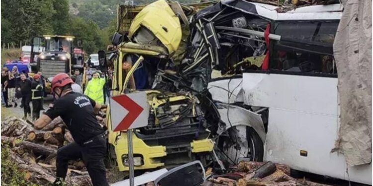 ერთმანეთს სატვირთო ავტომობილი და სამგზავრო ავტობუსი შეეჯახა – თურქეთში ავტოსაგზაო შემთხვევა მსხვერპლით დასრულდა