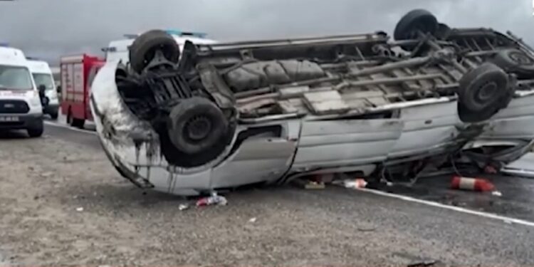 18 ადამიანი დაშავდა მიკროავტობუსის ამოტრიალების შედეგად თურქეთში