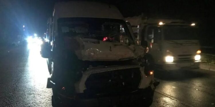 თურქეთში ტურისტებით სავსე მიკროავტობუსი სატვირთოს შეეჯახა, დაშავდა 6 ადამიანი