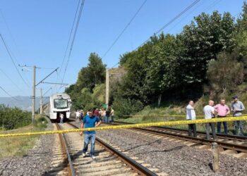 თბილისში სამგზავრო მატარებელი სამუშაო პლატფორმას შეეჯახა – არსებული ინფორმაციით, არის მსხვერპლი