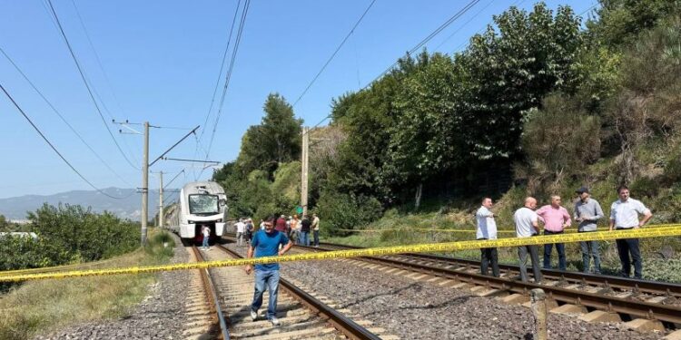 თბილისში სამგზავრო მატარებელი სამუშაო პლატფორმას შეეჯახა – არსებული ინფორმაციით, არის მსხვერპლი