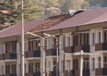 სტიქია იმერეთში – ძლიერმა ქარმა ტყიბულში 30-მდე შენობა დააზიანა