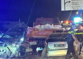ერთმანეთს სატვირთო და მსუბუქი მანქანები შეეჯახნენ – ავტოსაგზაო შემთხვევა თბილისში