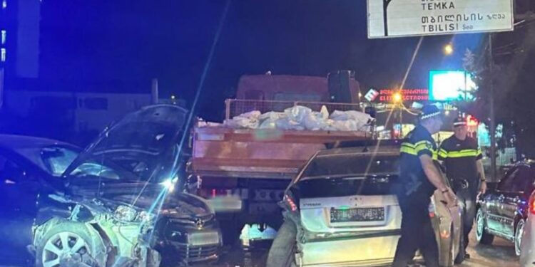 ერთმანეთს სატვირთო და მსუბუქი მანქანები შეეჯახნენ – ავტოსაგზაო შემთხვევა თბილისში