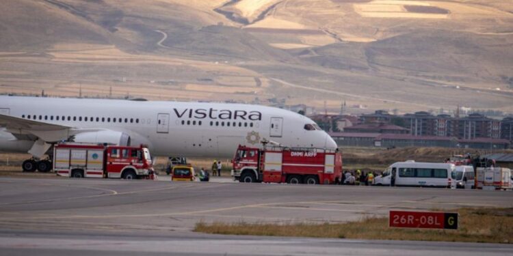 თურქეთში თვითმფრინავი ავარიულად დაეშვა, ბორტზე გამნაღმველები მუშაობენ