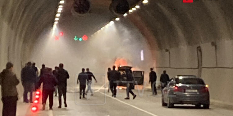 რიკოთის გვირაბში ავტომობილს ცეცხლი გაუჩნდა – დასავლეთ საქართველოს გზაზე საცობია