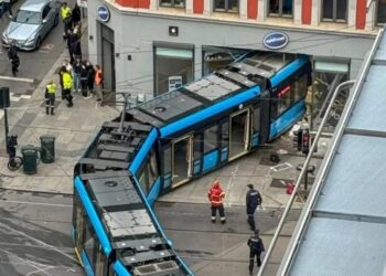 ტრამვაი რელსებიდან გადავიდა და მაღაზიაში შევარდა – შემთხვევა ნირვეგიაში