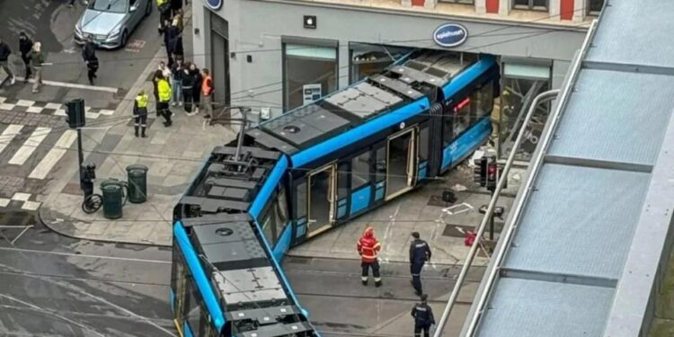 ტრამვაი რელსებიდან გადავიდა და მაღაზიაში შევარდა – შემთხვევა ნირვეგიაში
