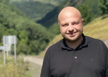 აქციების დარბევაზე აზრის გამოთქმისთვის გაგვათავისუფლეს – შშს-ს ყოფილი თანამშრომელი